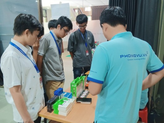 CLB Khoa học máy tính kết hợp với công ty máy tính Phong Vũ tổ chức hoạt động hỗ trợ cài đặt sửa chữa máy tính