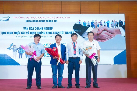 Khoa Công nghệ thông tin gặp gỡ sinh viên thực tập K16 và chia sẻ văn hóa doanh nghiệp