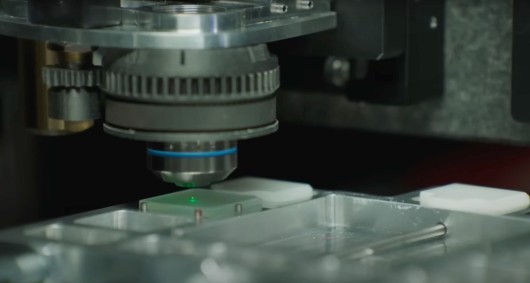 Microsoft làm ổ cứng thủy tinh độ bền 10.000 năm