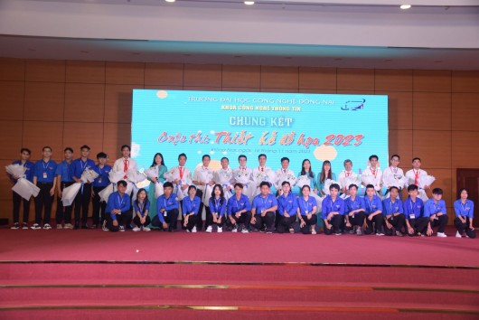 Những món quà tinh thần sinh viên CNTT dành tặng tập thể Sư phạm Nhà trường nhân dịp 20-11