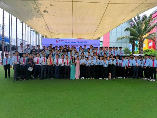 Sinh viên Khóa 16 Khoa Công nghệ Thông tin bảo vệ luận văn tốt nghiệp – Hành trình về đích đầy cảm xúc