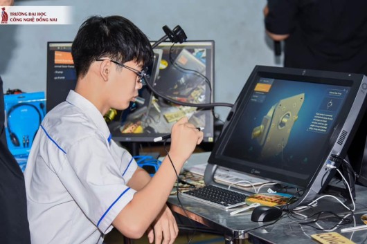 Trường Đại học Công nghệ Đồng Nai kết nối cùng Trường  THPT Đinh Tiên Hoàng để đổi mới nghiên cứu khoa học phục vụ học sinh