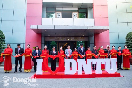 Trường đại học Công nghệ Đồng Nai khánh thành trung tâm trí tuệ nhân tạo và công nghệ robot